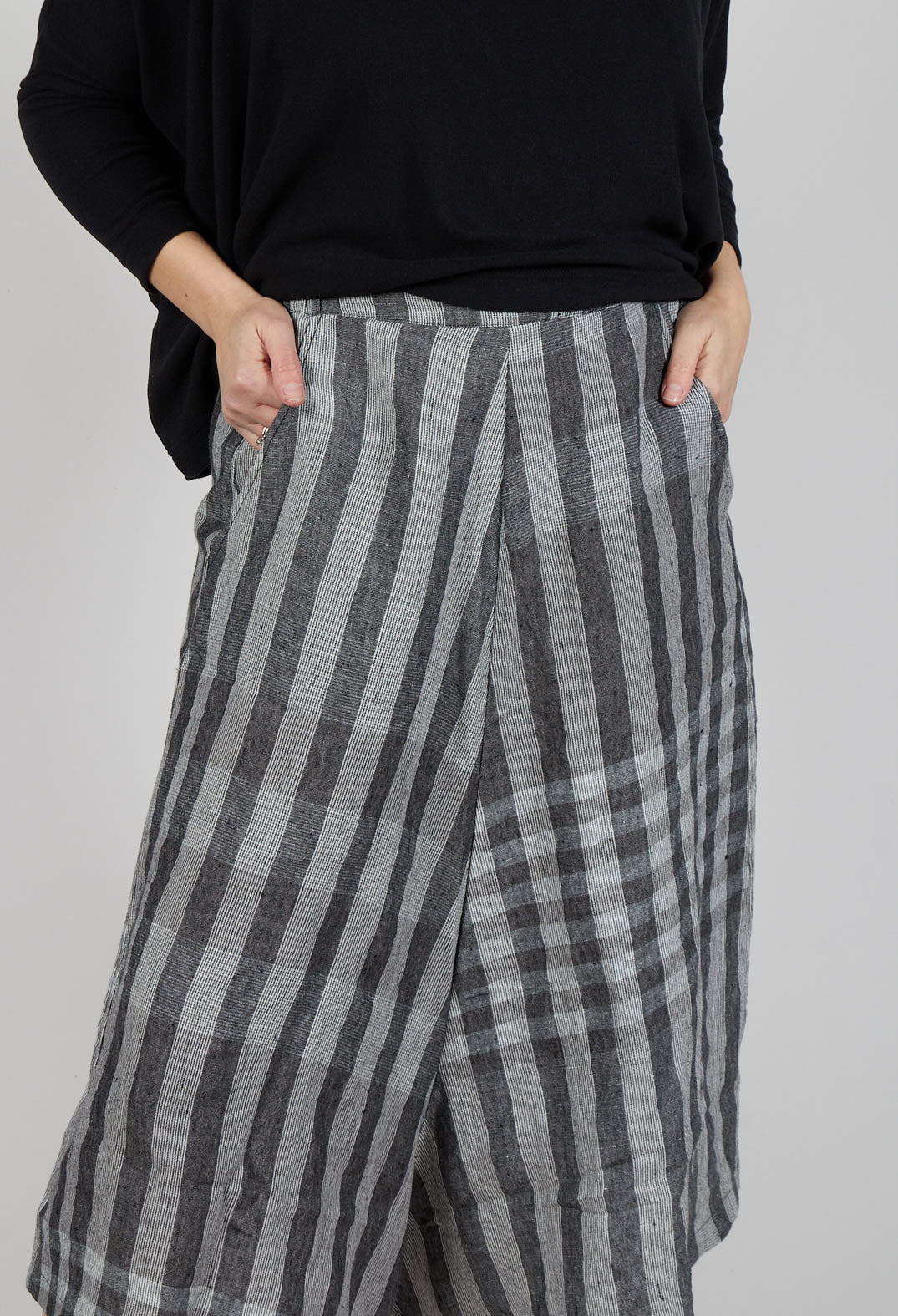 Lepre LQ Trousers in Nero