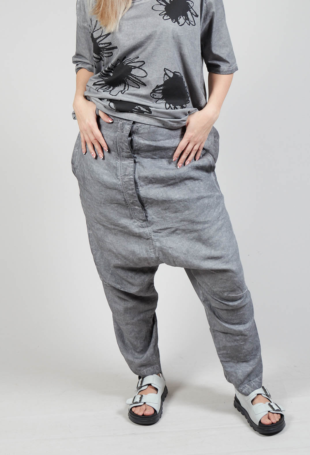 Linen Crease Trousers in C.Coal 70% Cloud