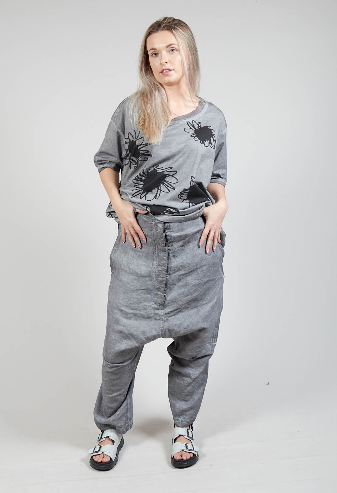 Linen Crease Trousers in C.Coal 70% Cloud
