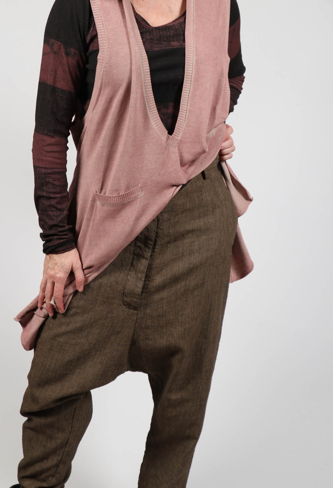 Low Rise Drop Crotch Trousers in Kaffee Check