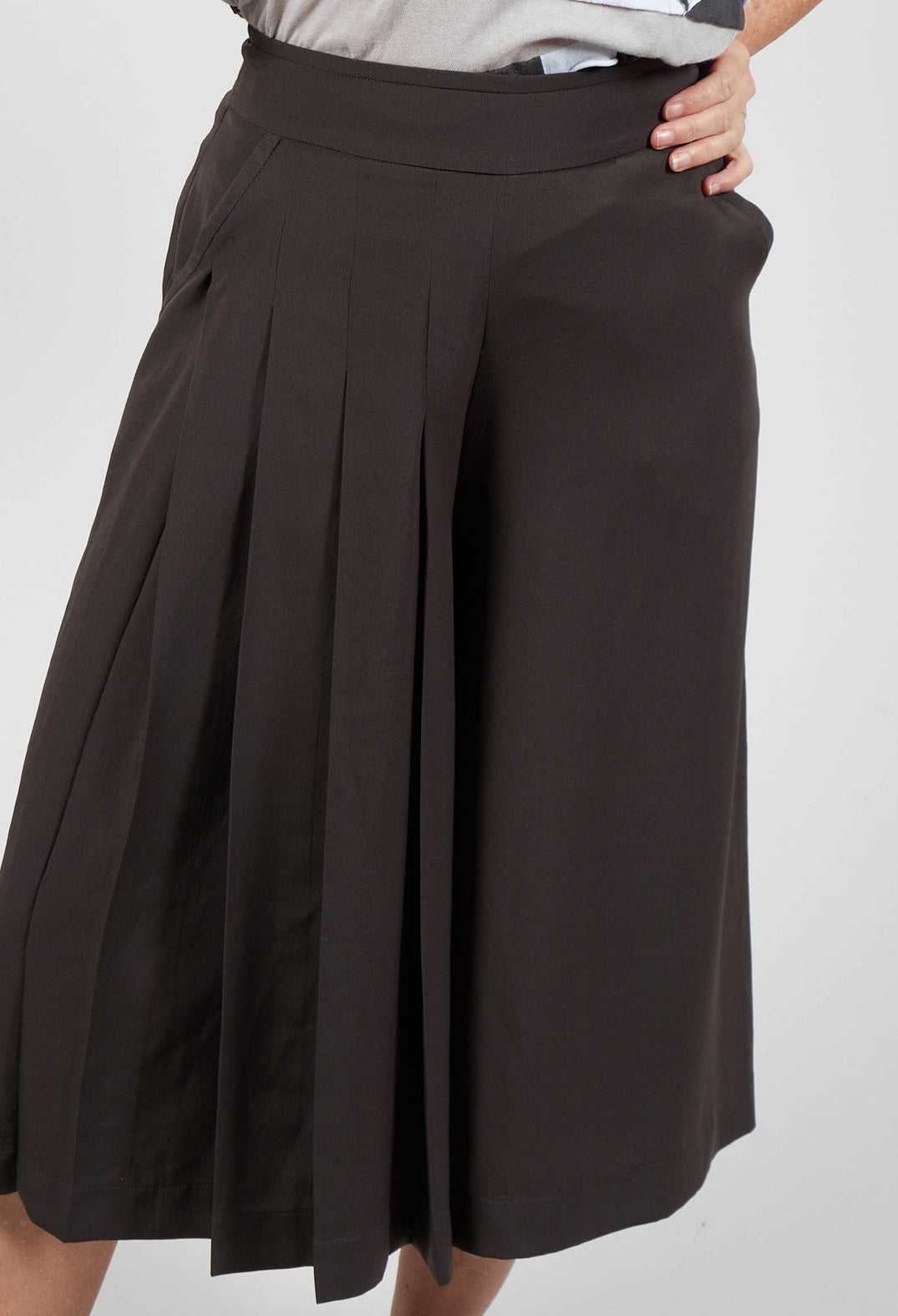 Mid Length Pleated Trousers in Khaki