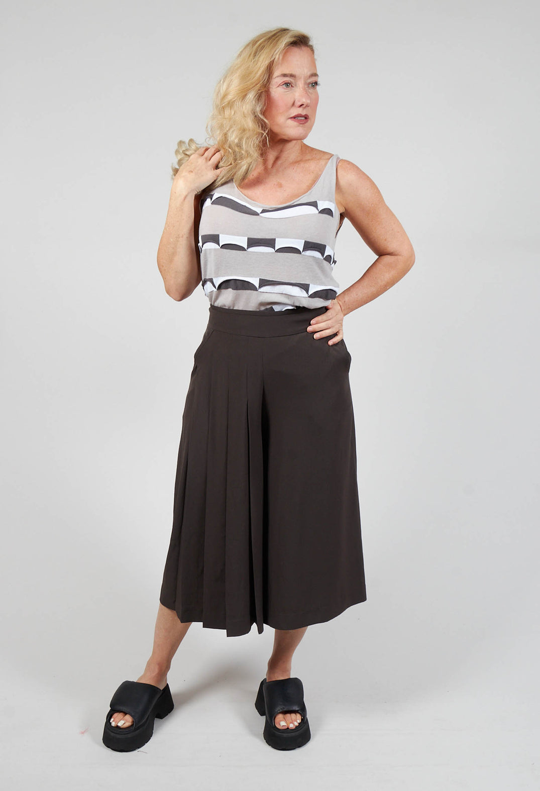 Mid Length Pleated Trousers in Khaki