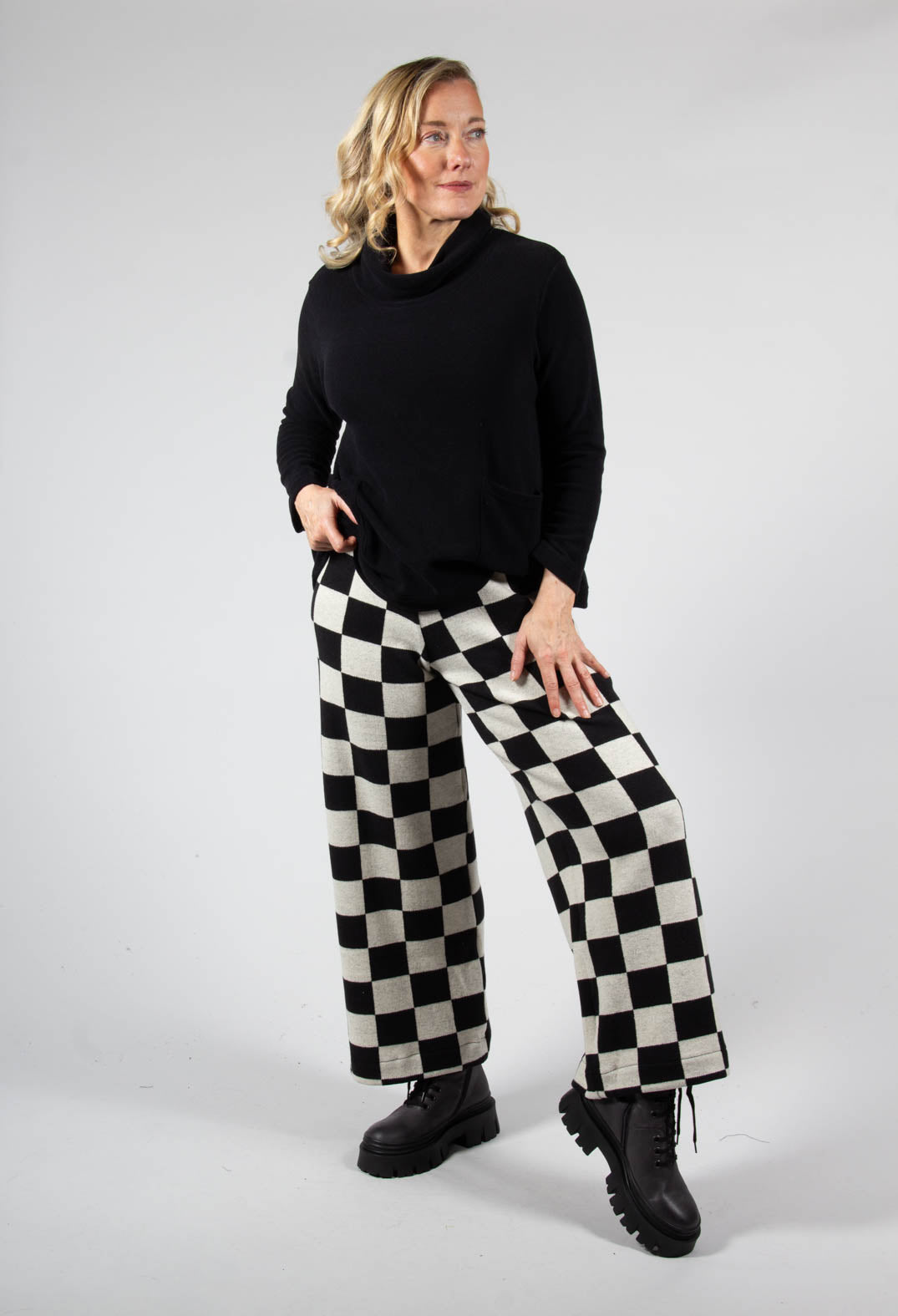 Giba J Trousers in Large Check Nero