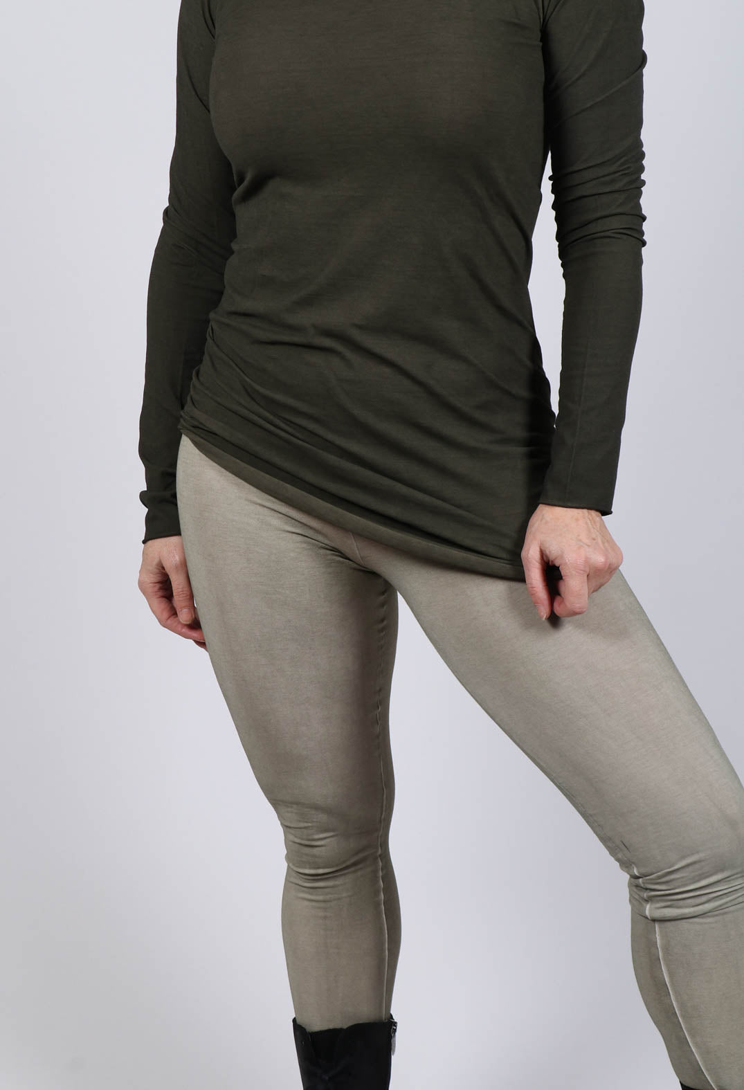 midrise leggings in schilf cloud with a green long sleeve top