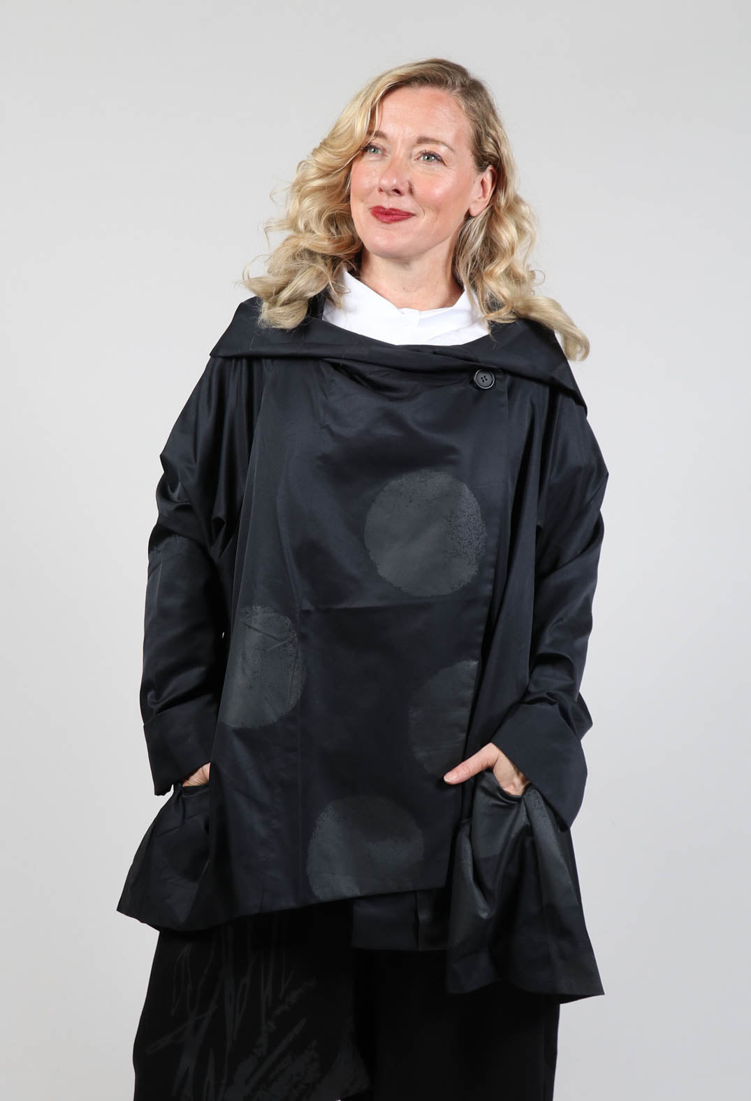 Open Collar Coat with Print in Black