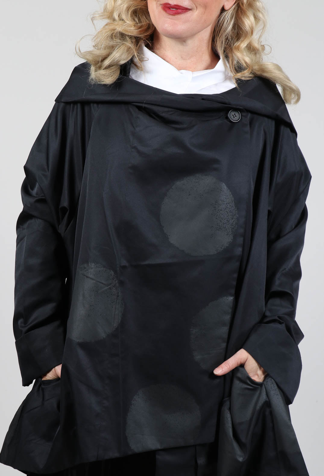 Open Collar Coat with Print in Black