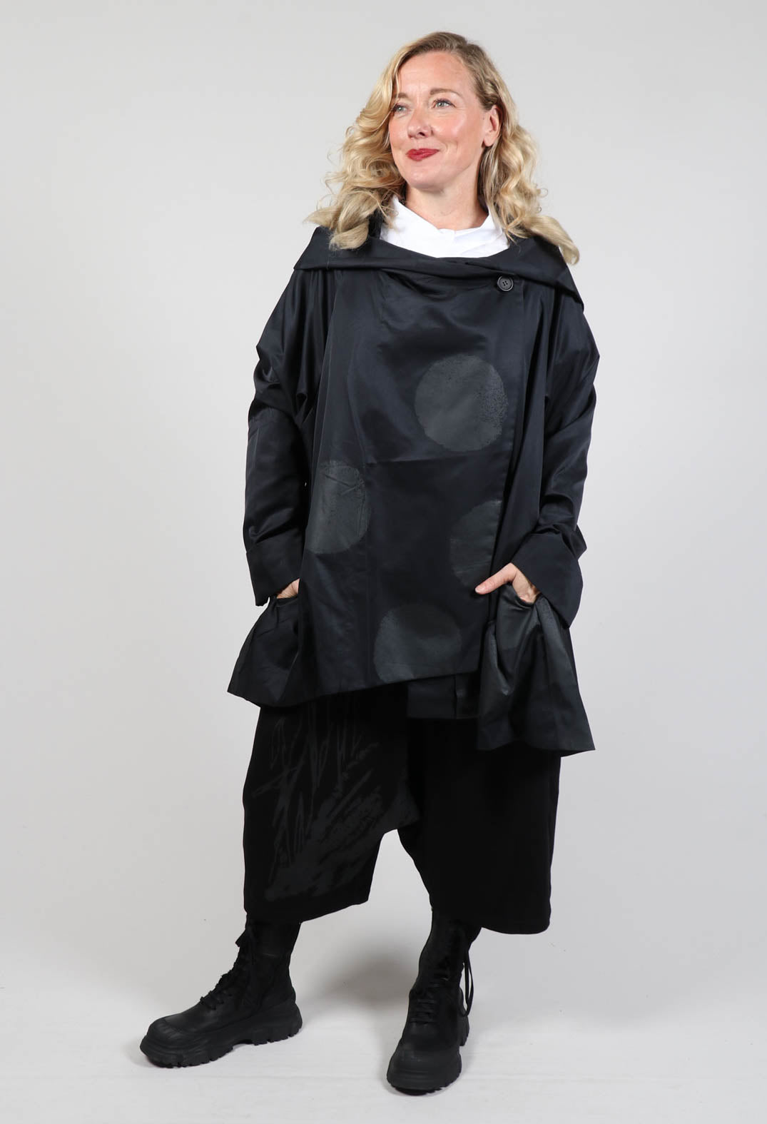 Open Collar Coat with Print in Black