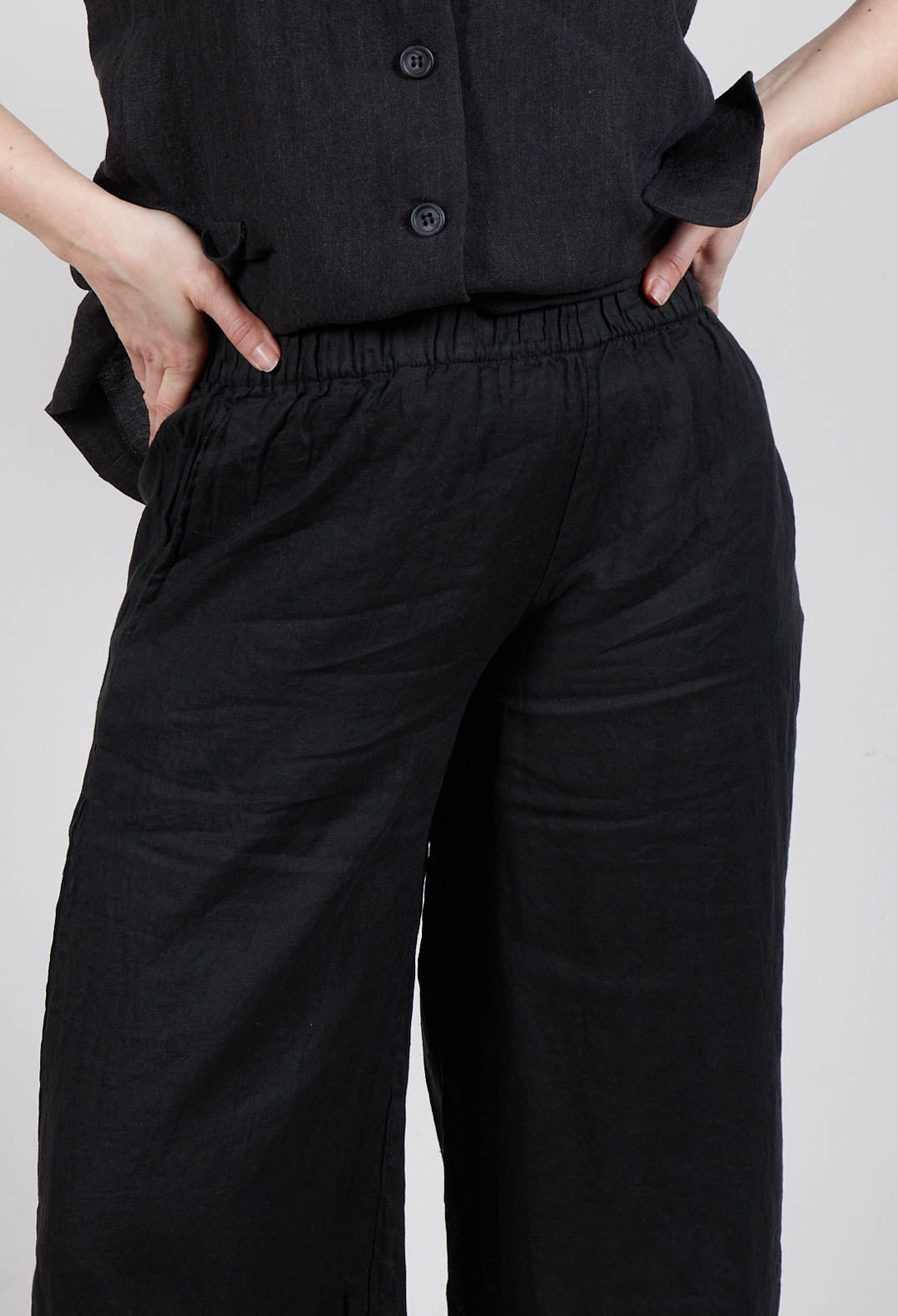 Pollo L Trousers in Nero