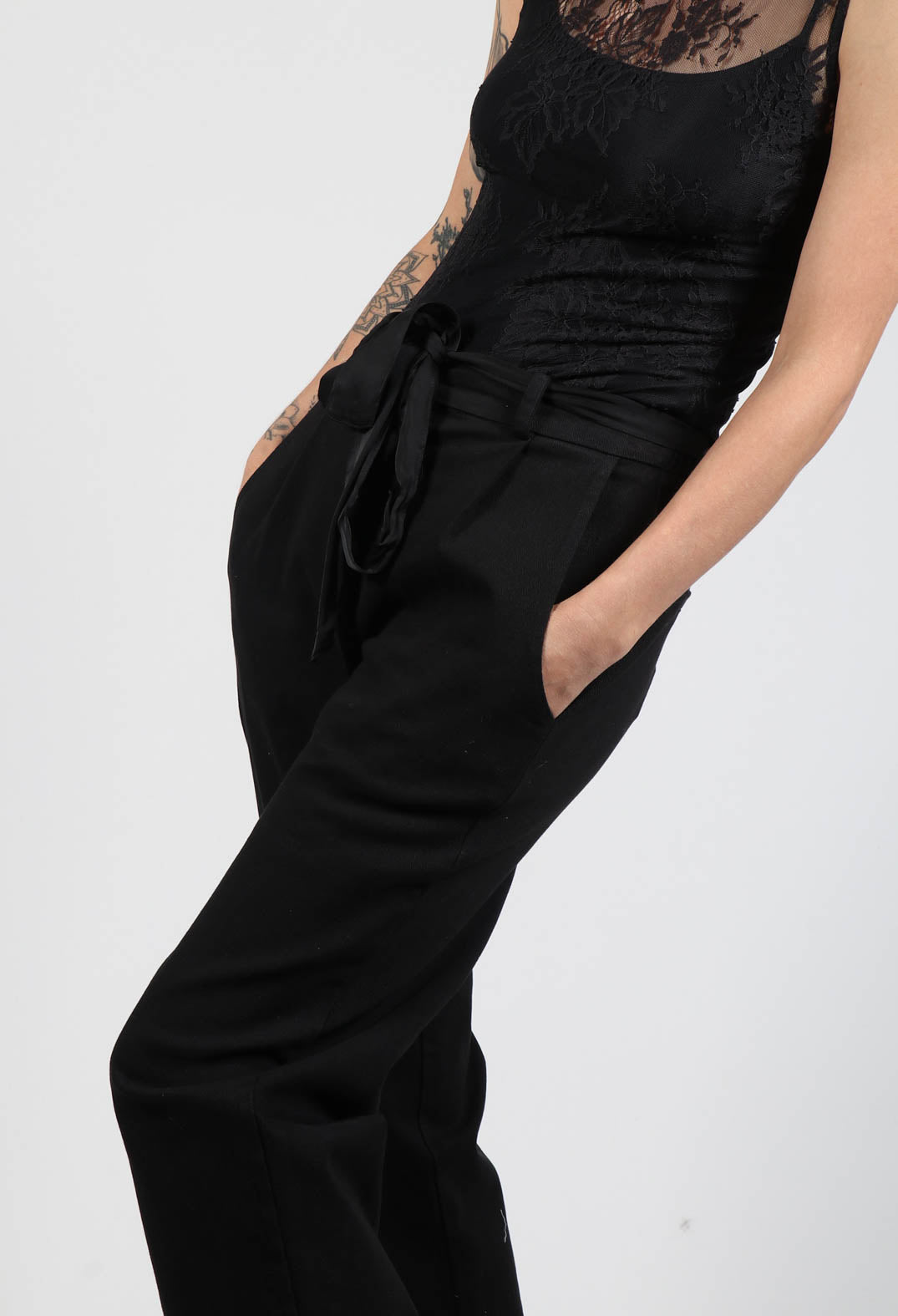 Raw Edge Belted Trousers in Raso Nero