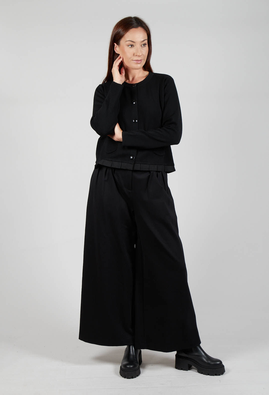 Round Neck Cardigan with Pleated Hem in Nero
