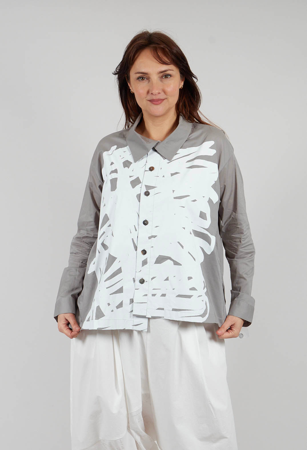 Shirt with Bold Print in Grey