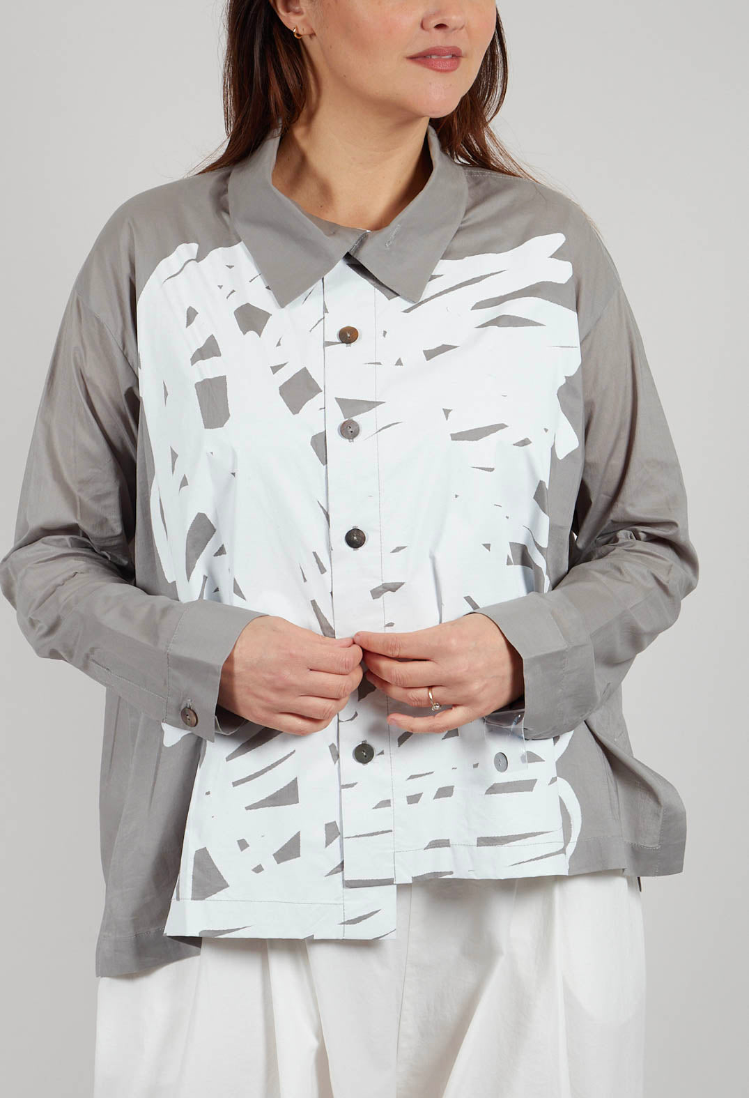Shirt with Bold Print in Grey