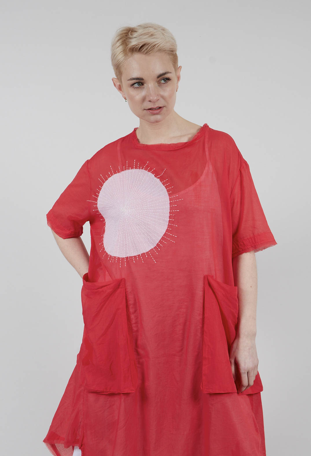 Short Sleeved Applique Dress in Red