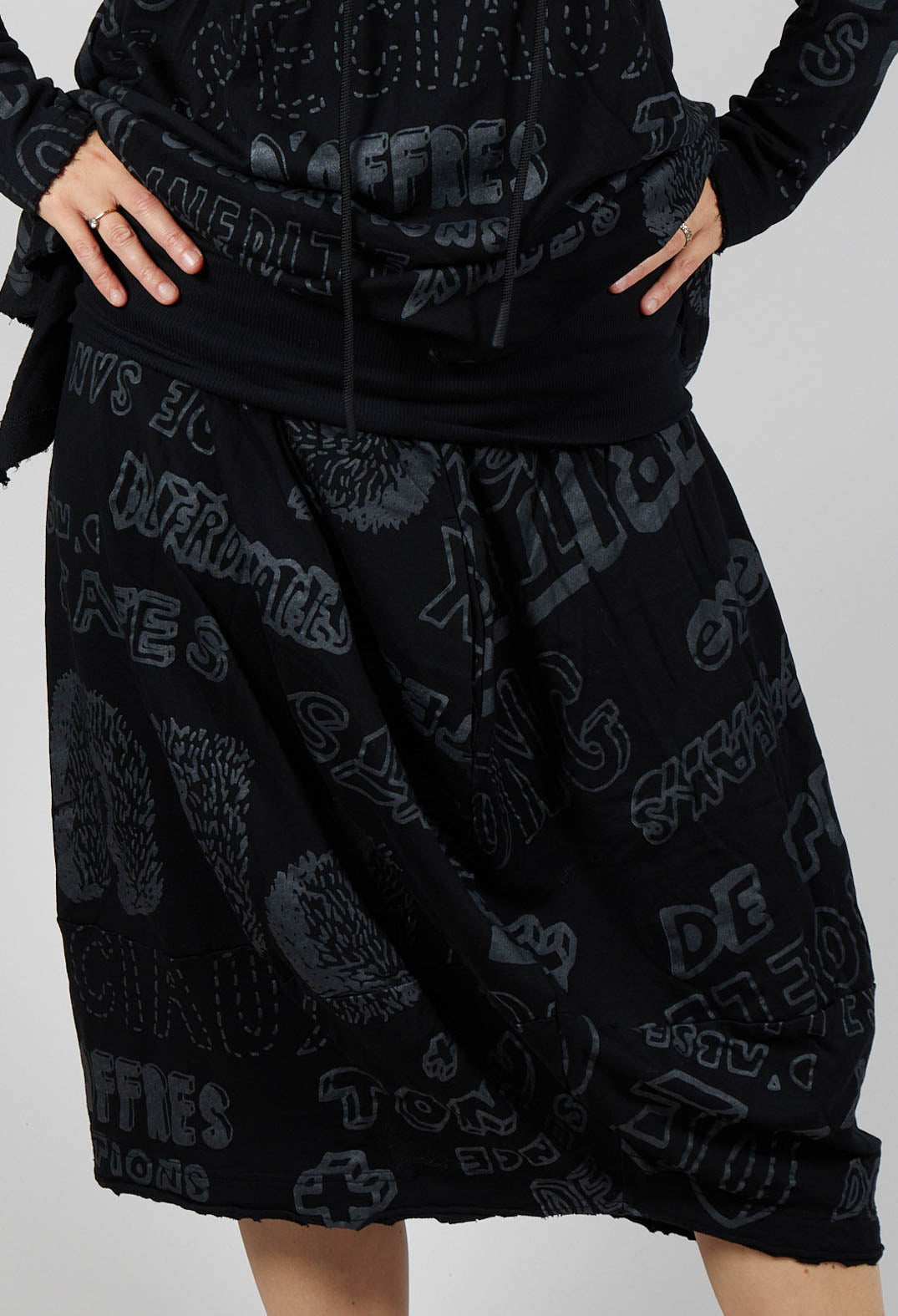 Skirt with Contrasting Waistband in Black Shiny Print