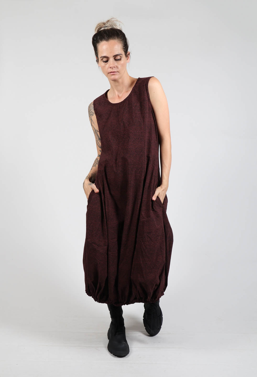 Sleeveless Dress with Gathered Hem in Wood Print