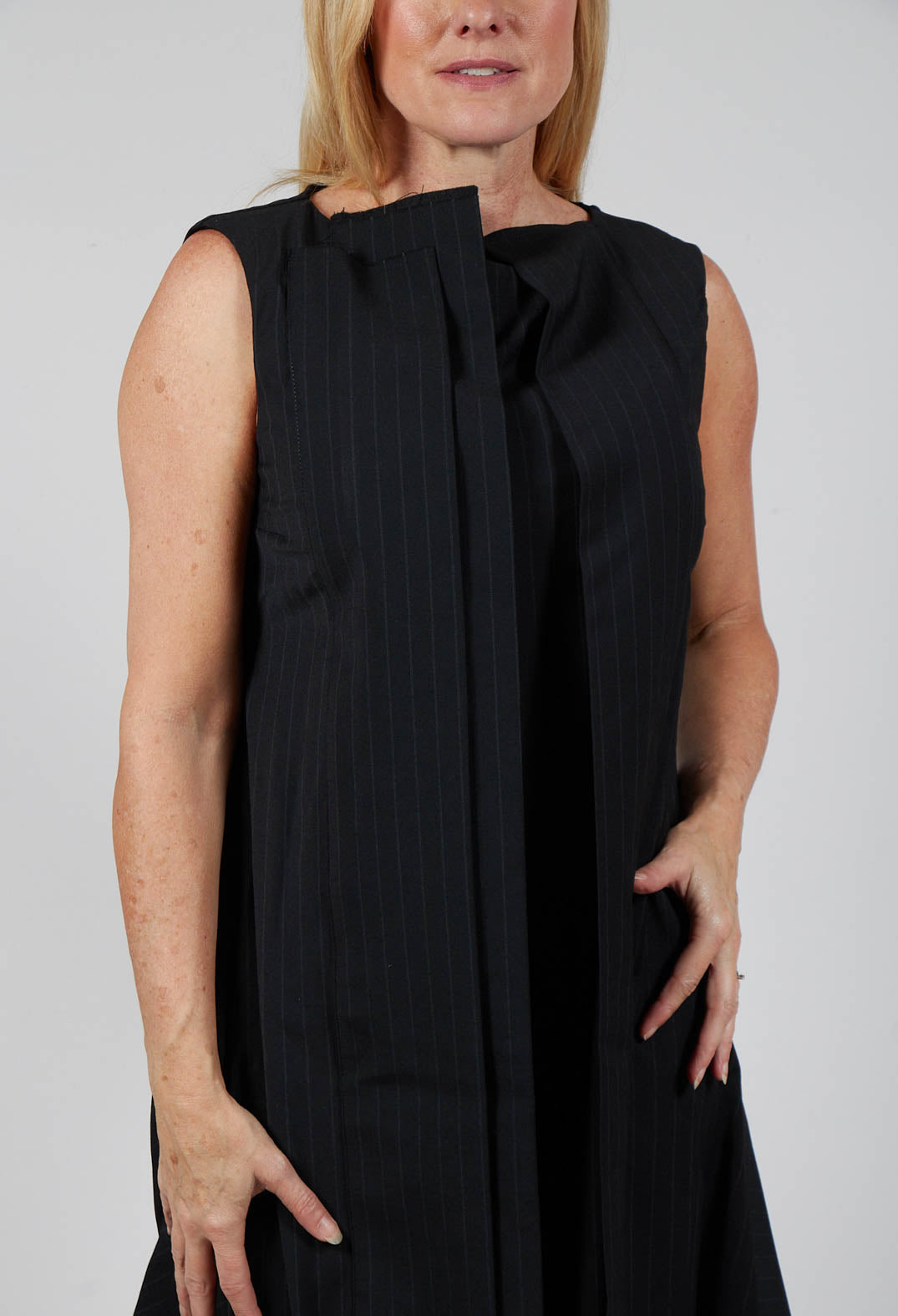 Sleeveless Smock Dress in Nero