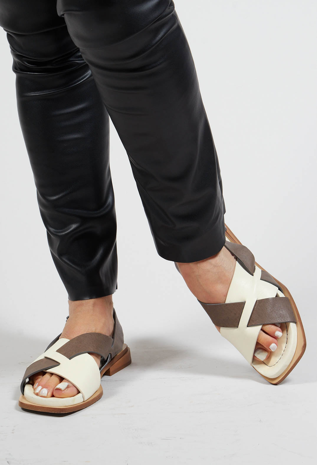 Contrasting Cross Over Sandals in Latte/Piombo