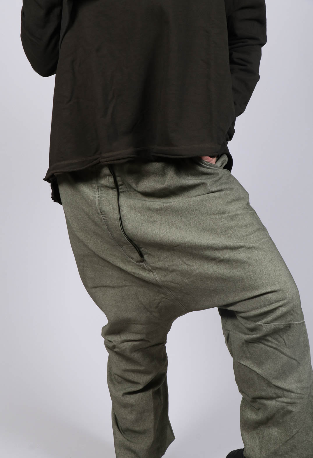 Utility Drop Crotch Trousers in Schilf Cloud