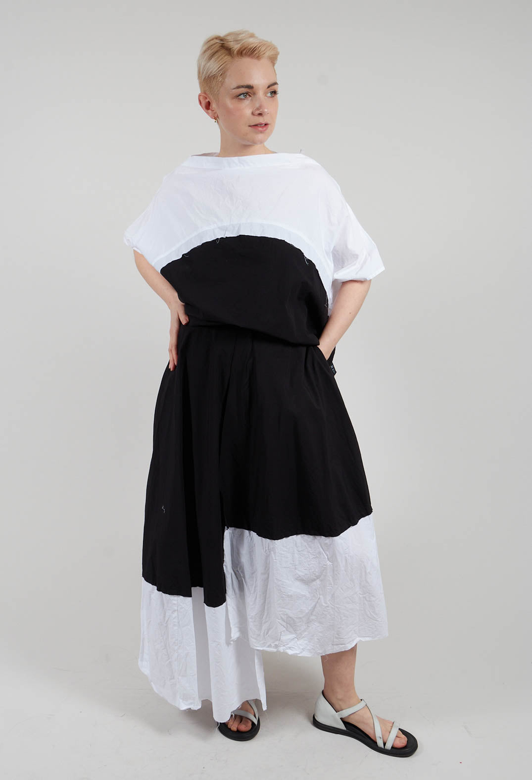 Uvik Skirt in White with Black