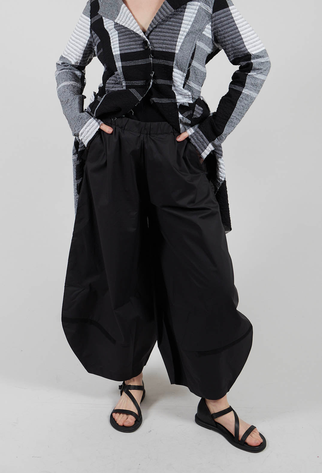 Wide Leg  Trouser in Friday Black