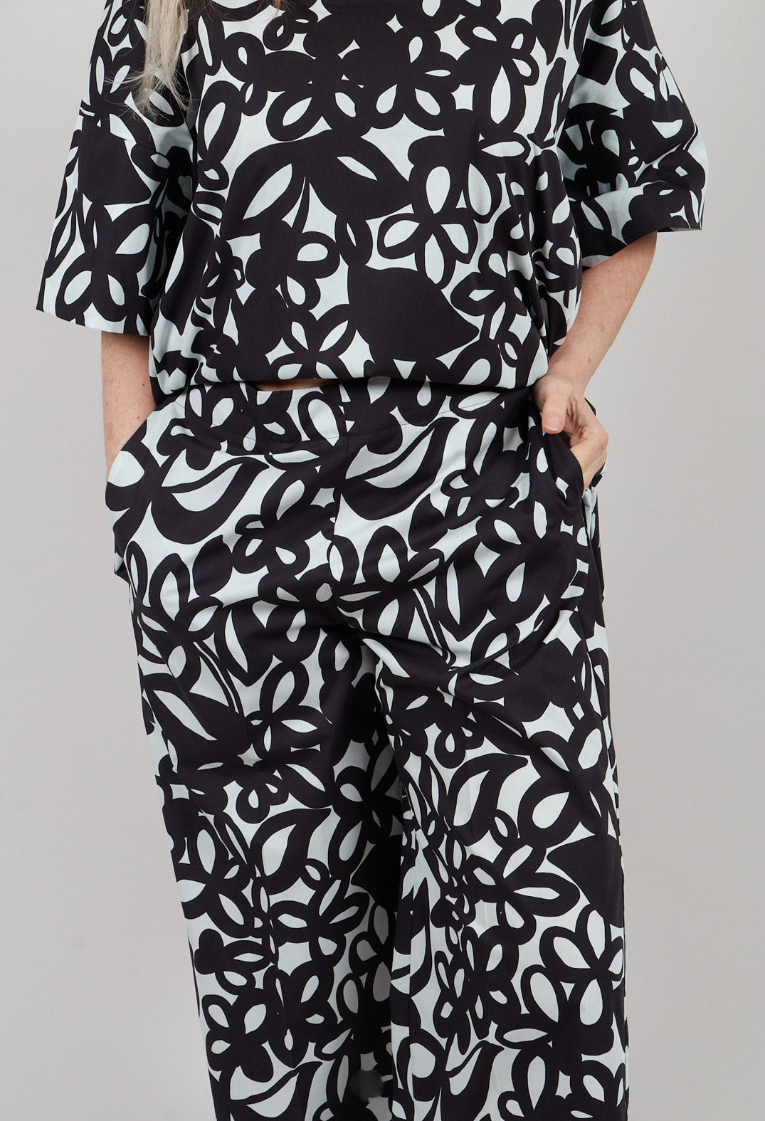 Wide Leg Trouser in Off White and Nero