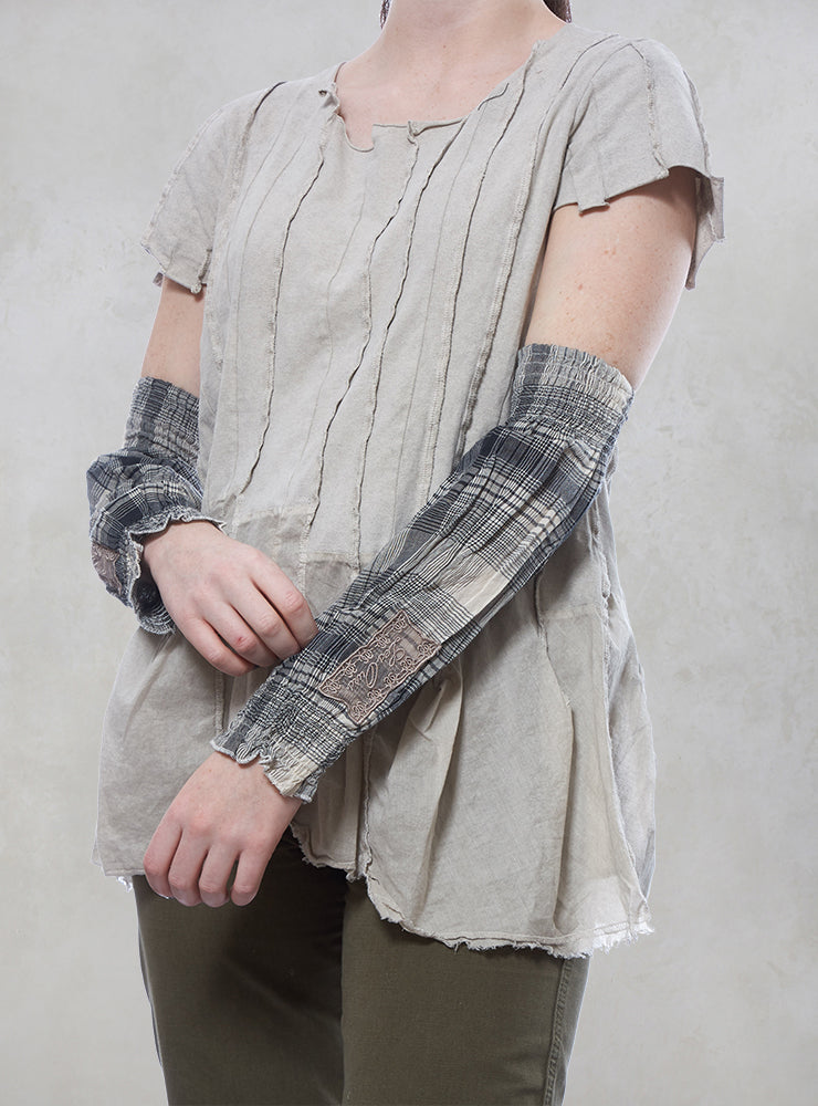 Checked Arm Cuffs in Gris