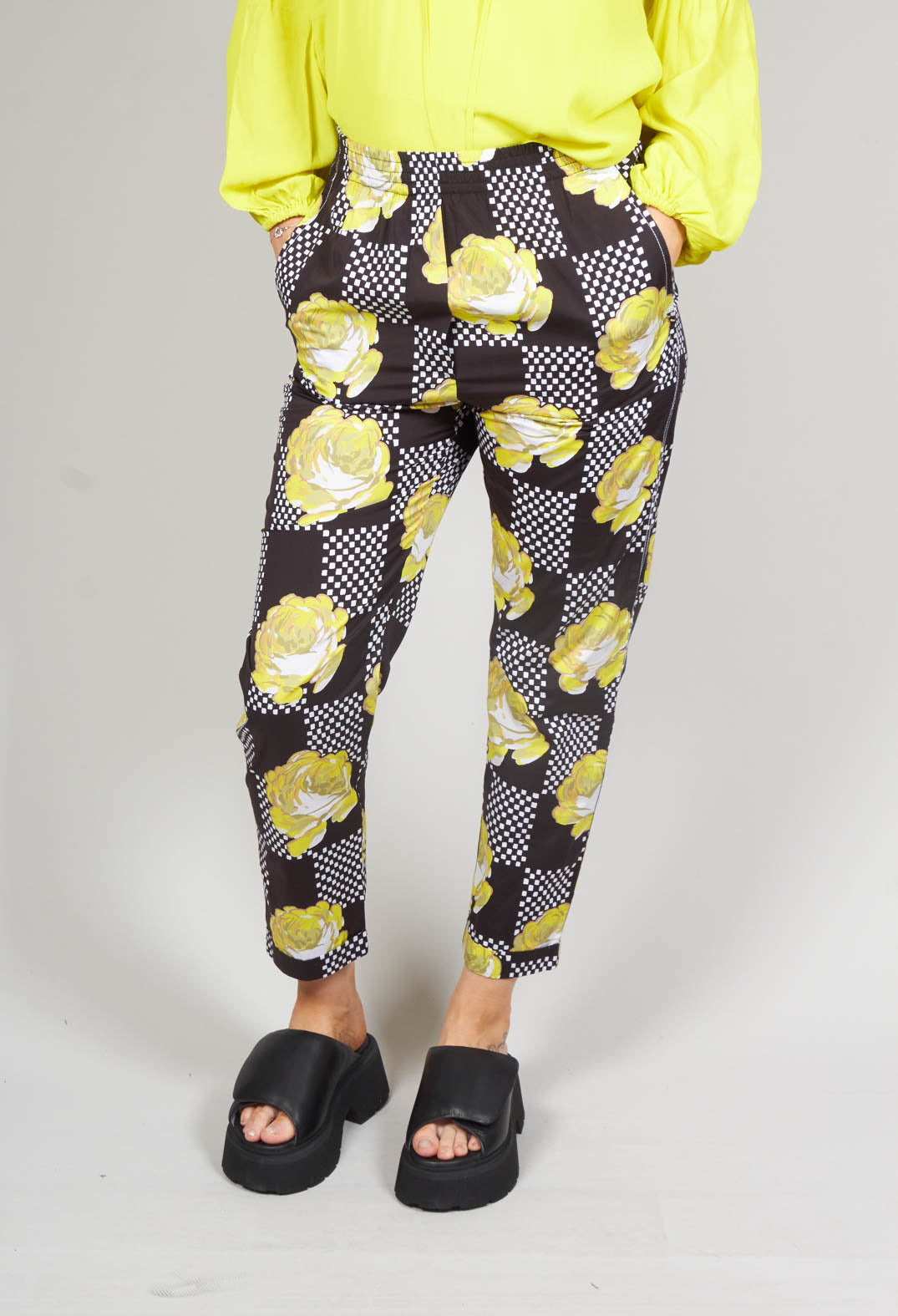 peg trousers in yellow with front pockets
