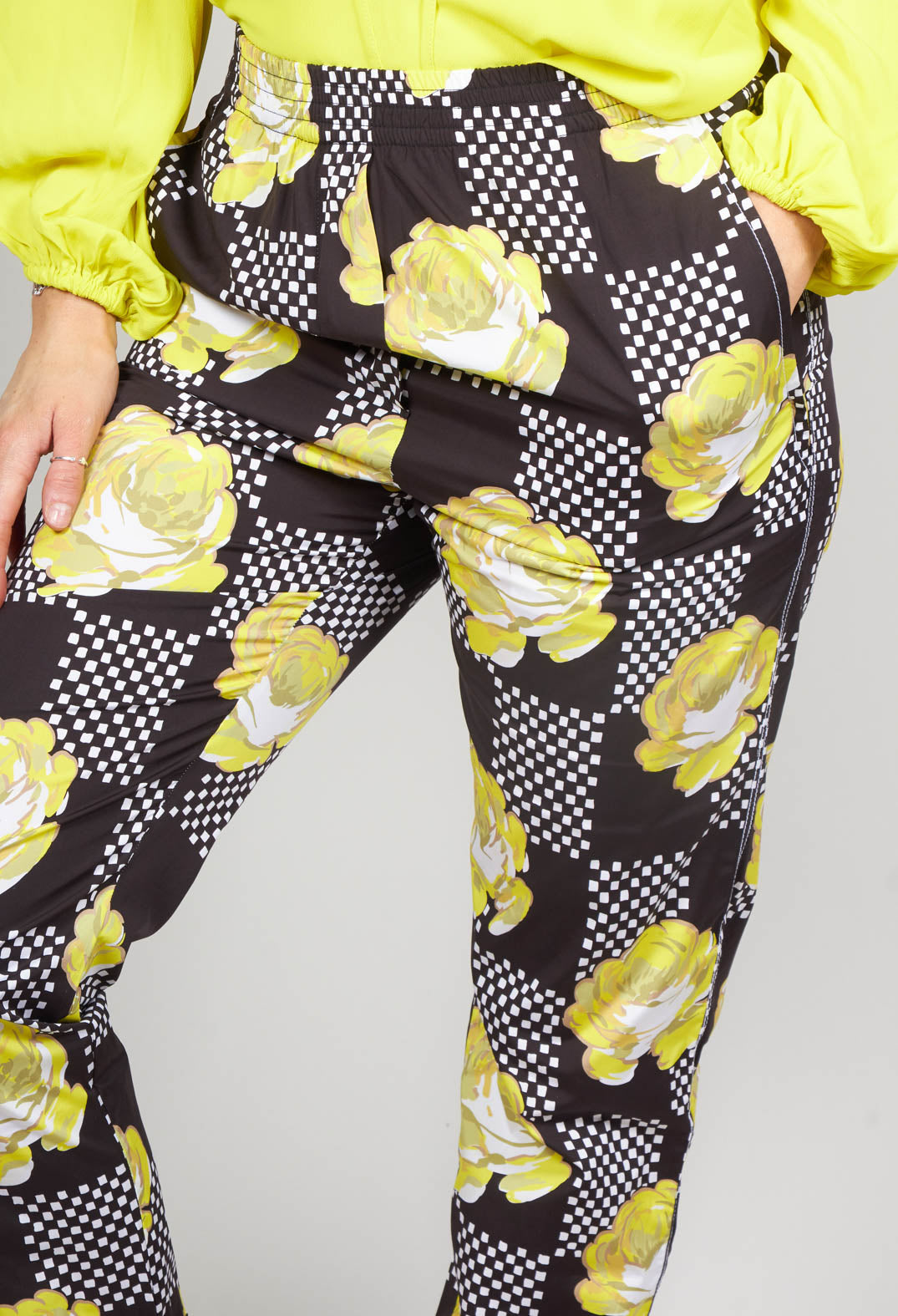 peg trousers in yellow with floral print