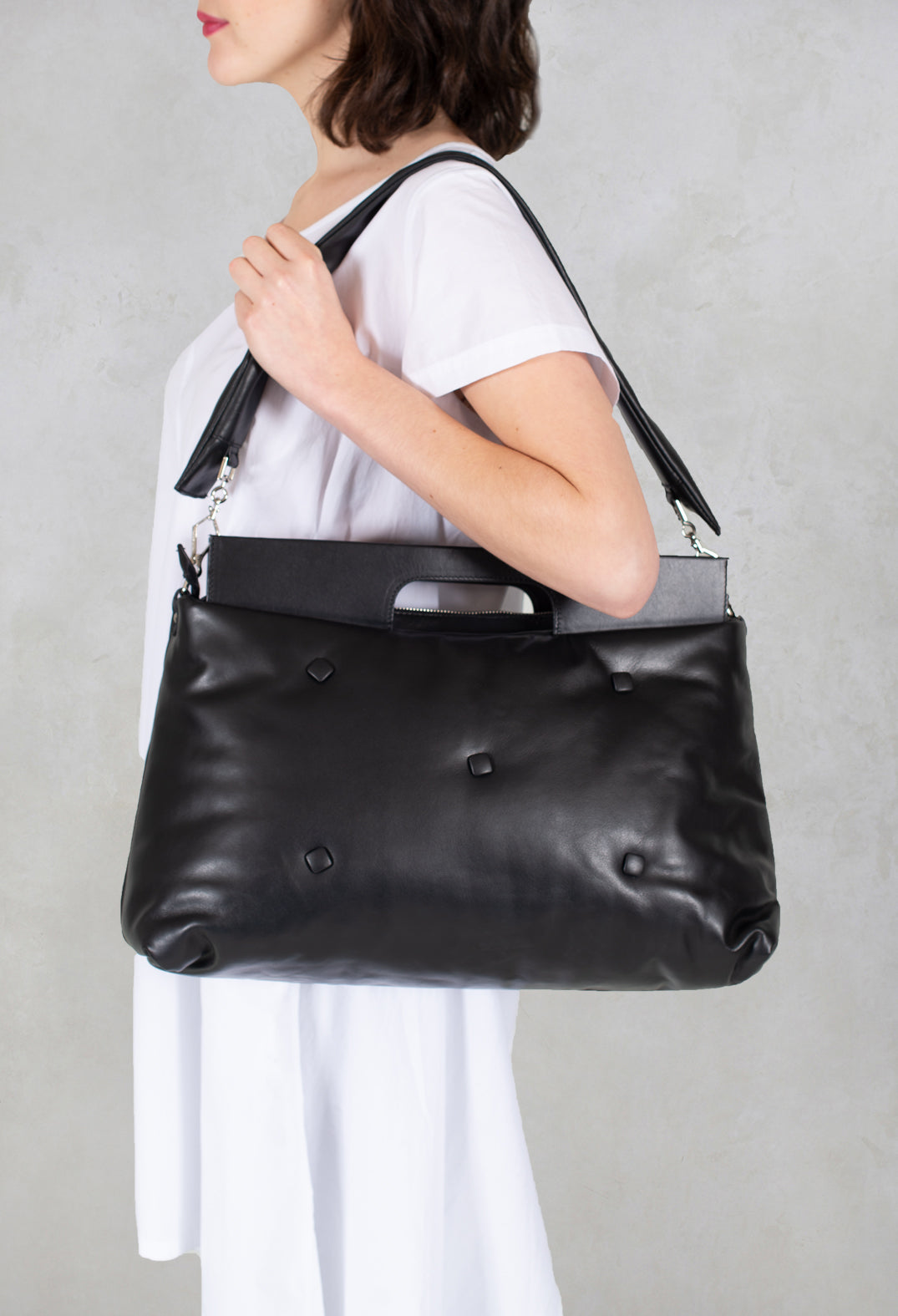 Leather Shoulder Bag in Nero