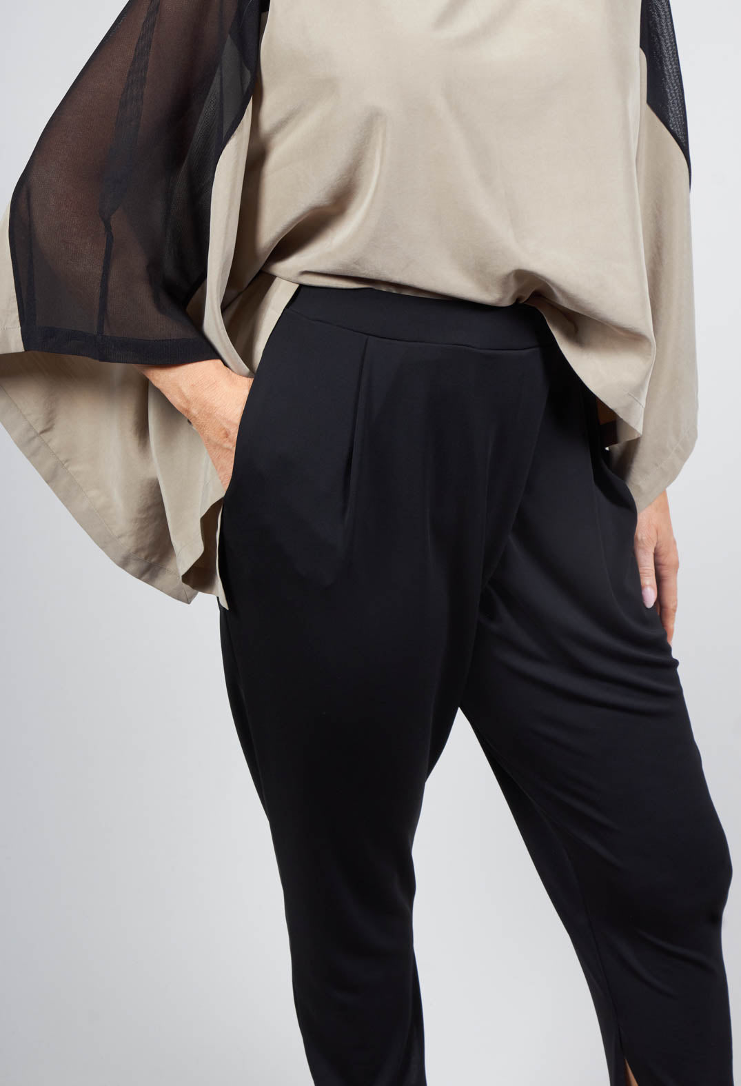 Pants Vemi7 in Black