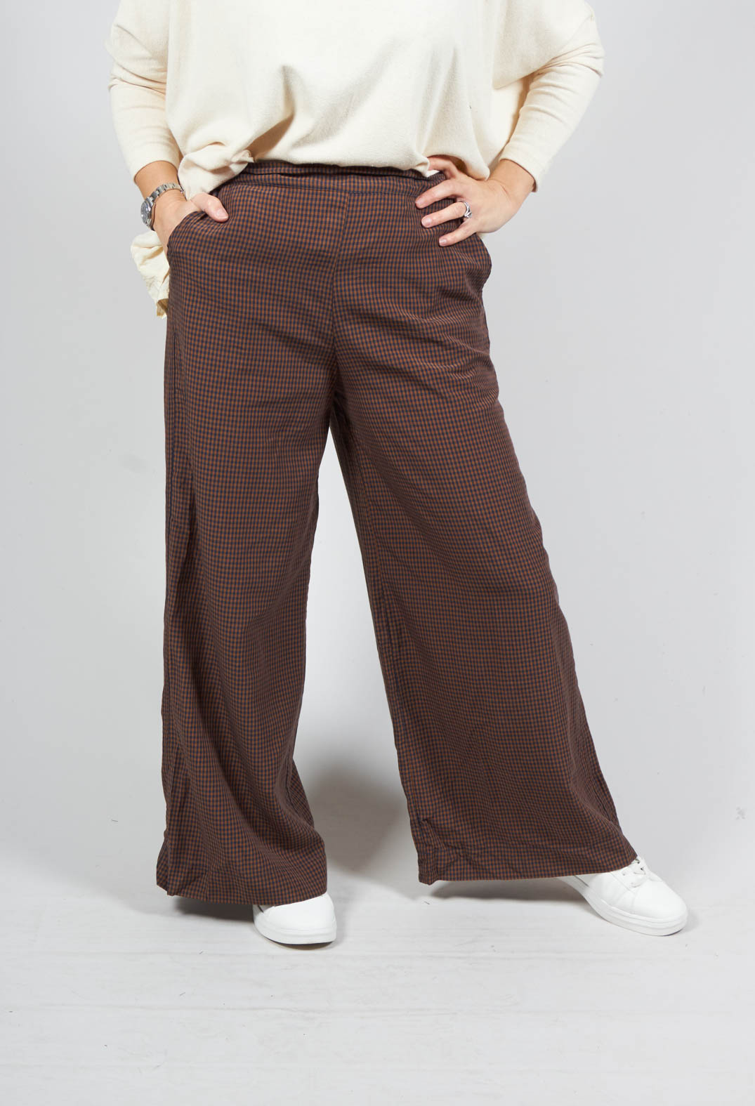 Bulbo T Check Trousers in Liquirizia