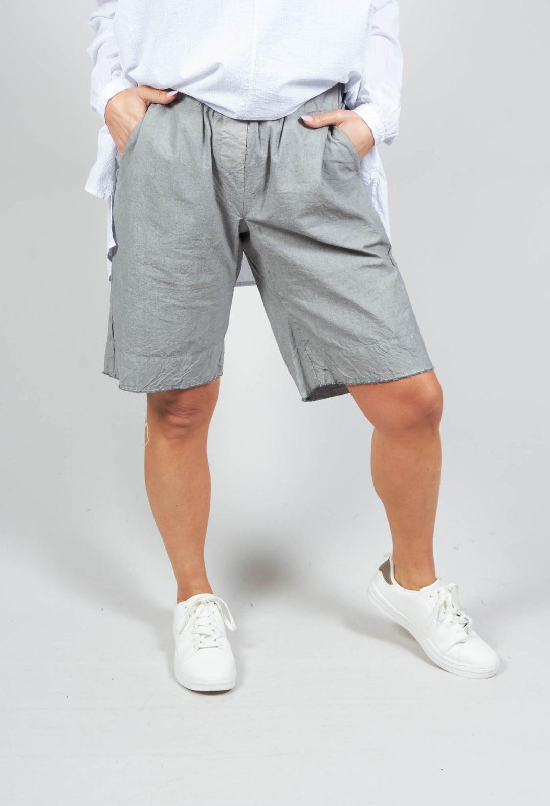 Porzia Shorts in Grey
