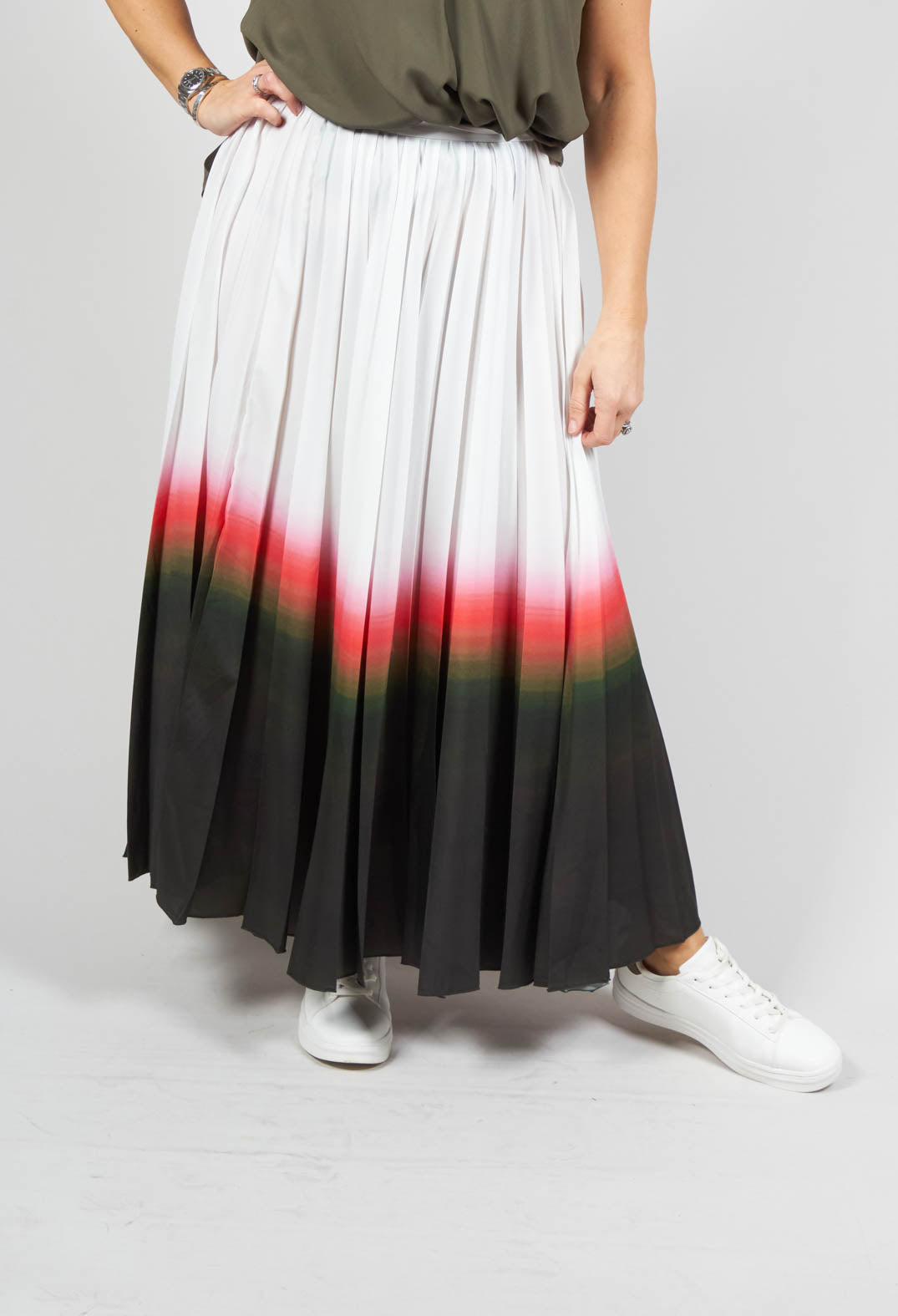 pleated skirt in white faded dye hem line