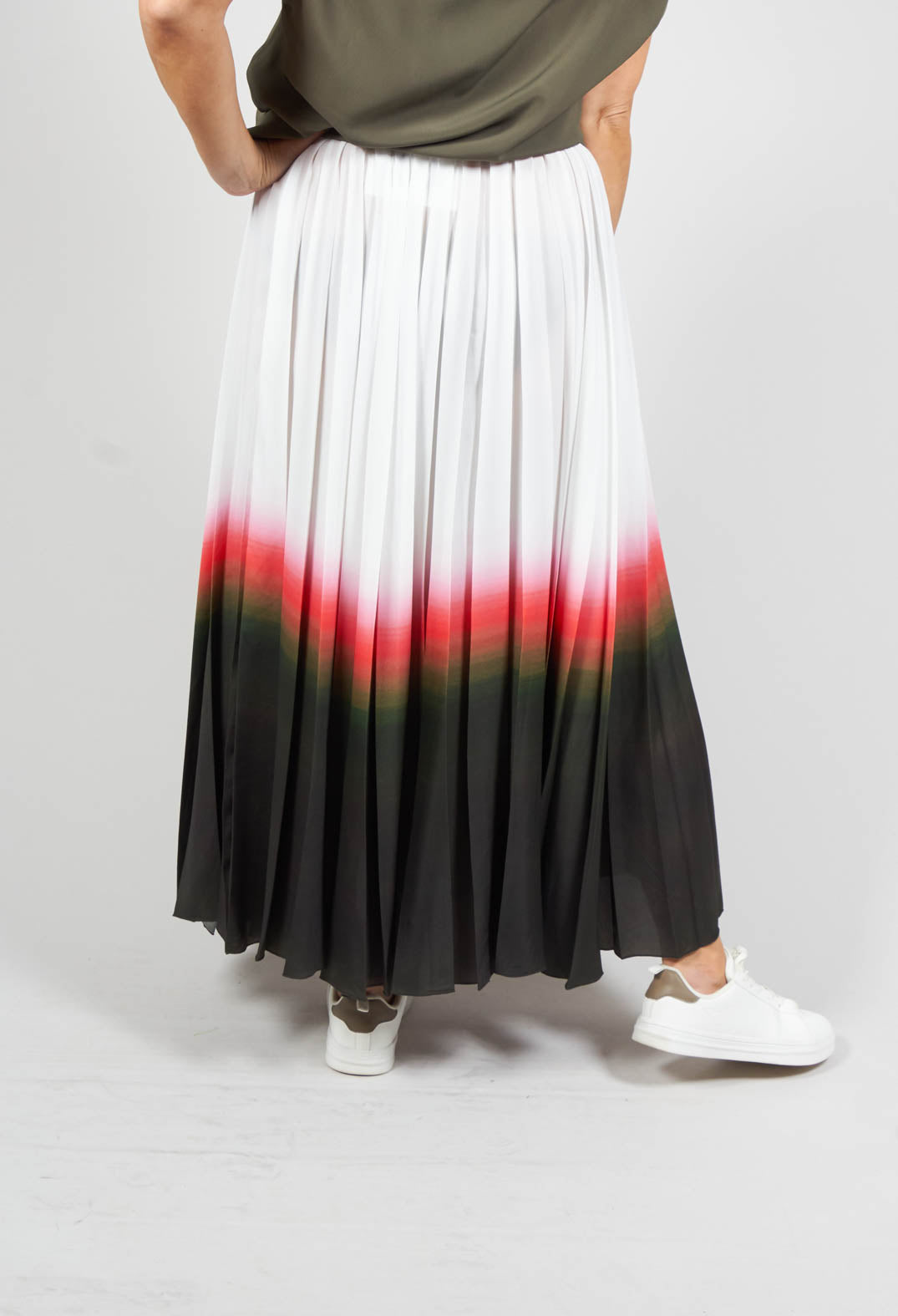 pleated skirt in white faded dye hem line