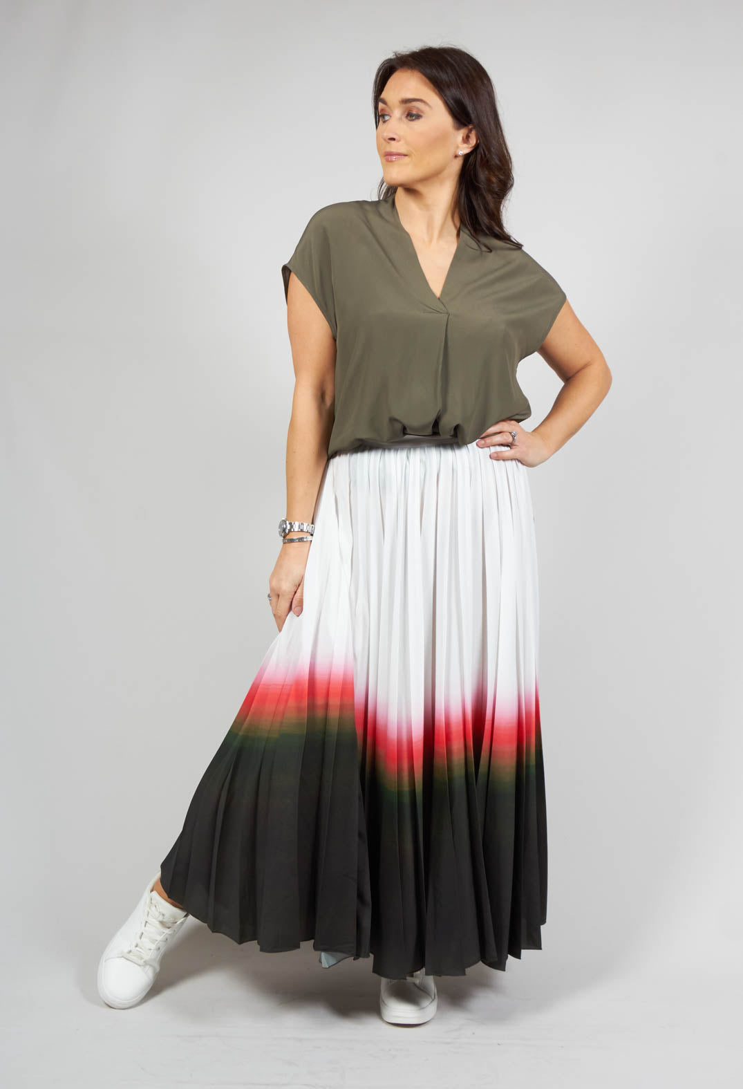 white faded dye hem line on pleated skirt
