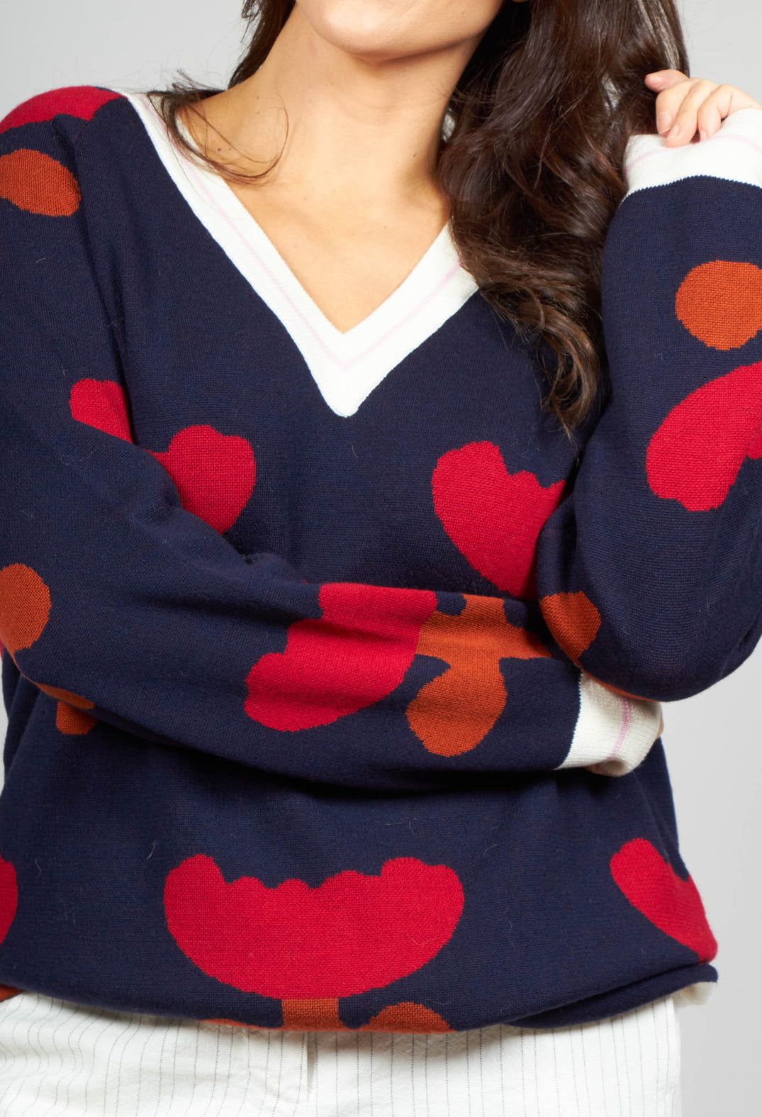 V Neck Pull with Tulip Pattern in Red and Navy