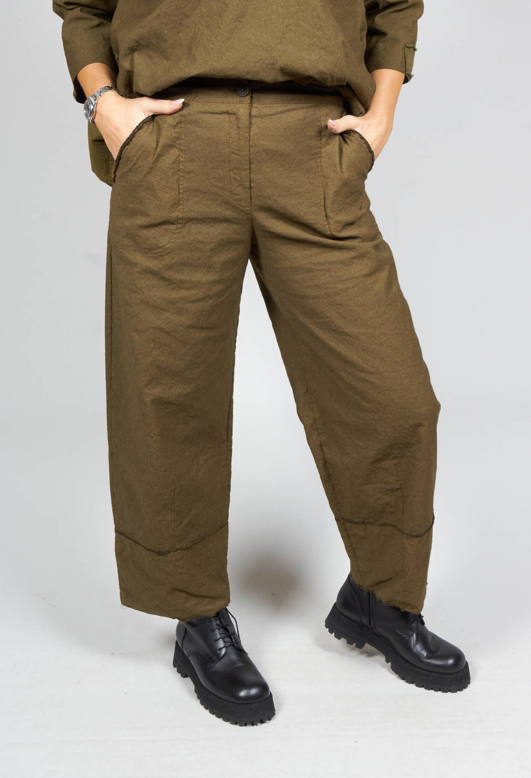Wide Leg Cropped Trousers in Oliva
