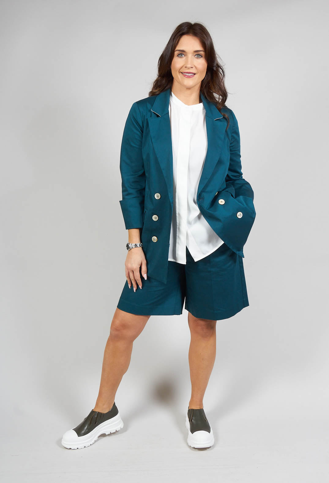 tailored jacket in green with buttons for fastening