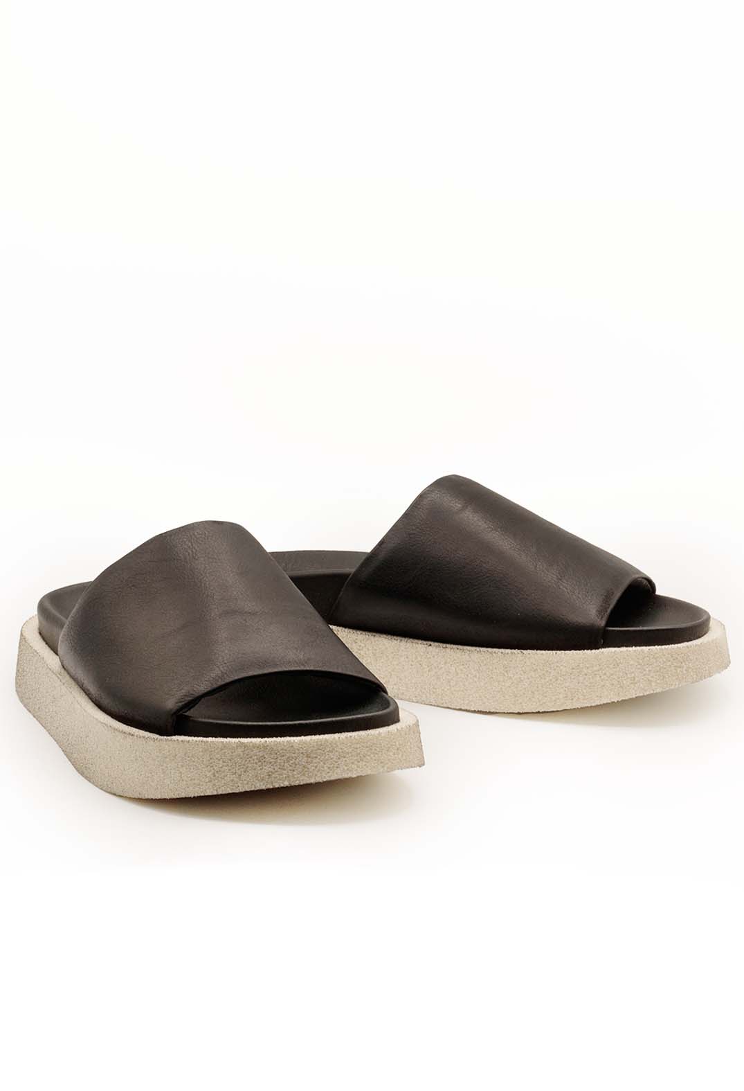 Wide Strap Sliders with Contrasting Sole in Gasoline Nero
