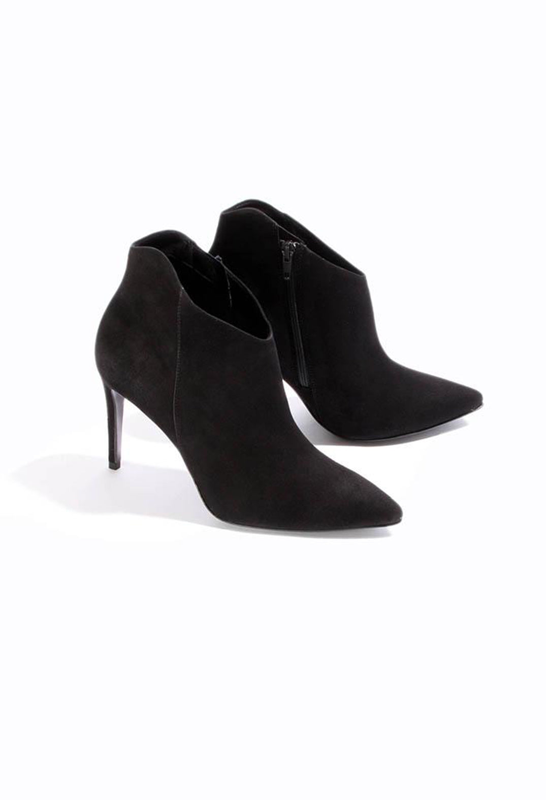 Heeled Suede Ankle Boot with Zip in Schwarz