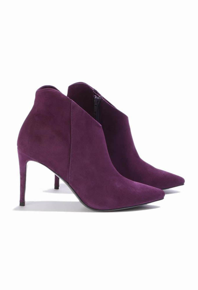 Heeled Suede Ankle Boot with Zip in Violett