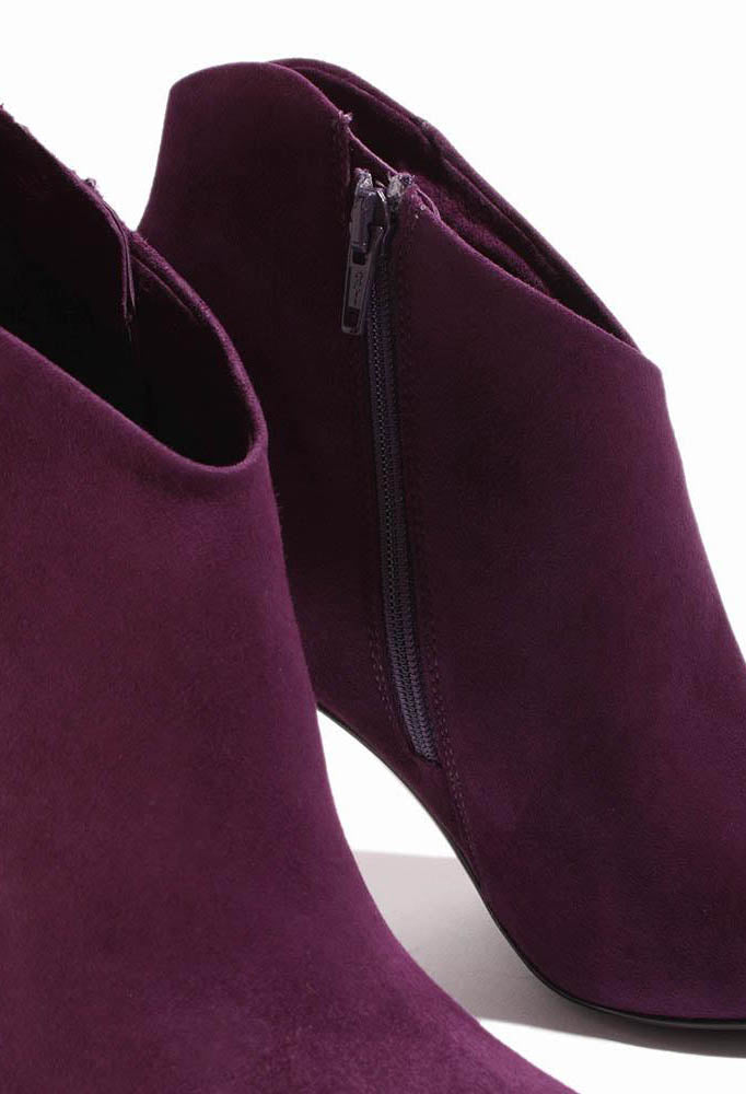 Heeled Suede Ankle Boot with Zip in Violett