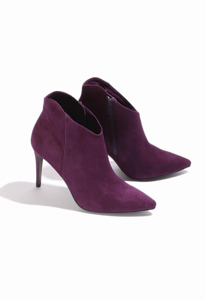 Heeled Suede Ankle Boot with Zip in Violett