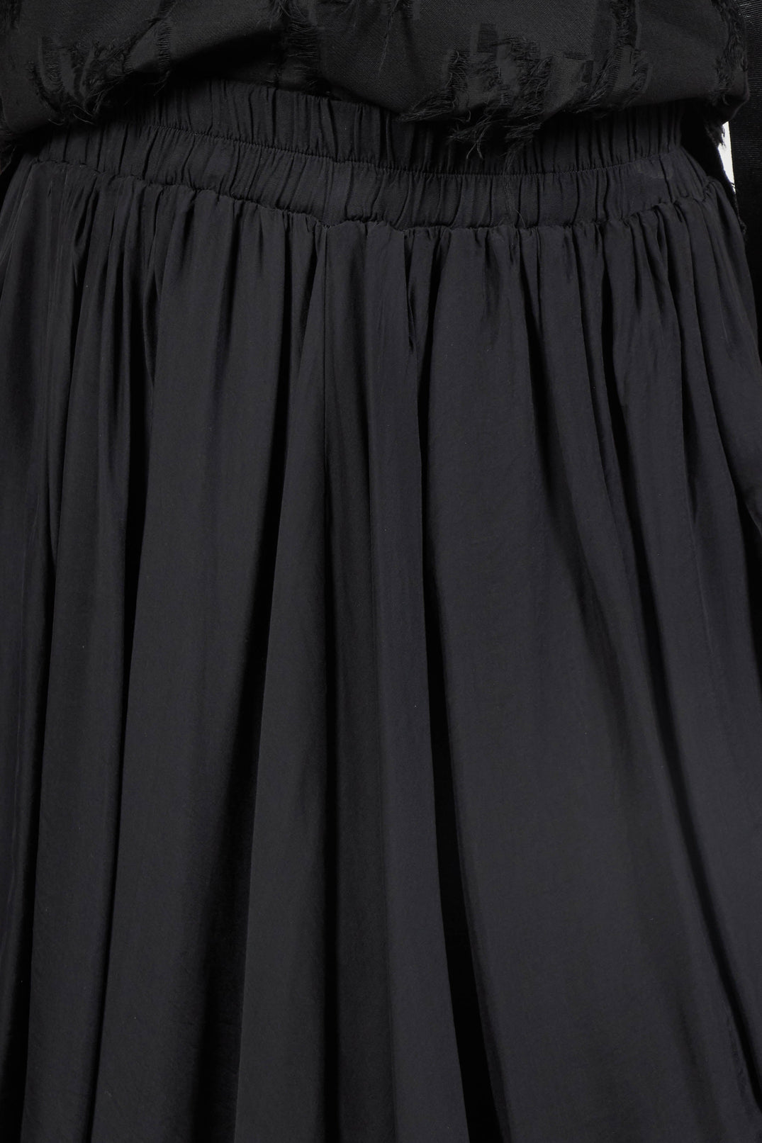 Asymmetric Hem Skirt in Nero