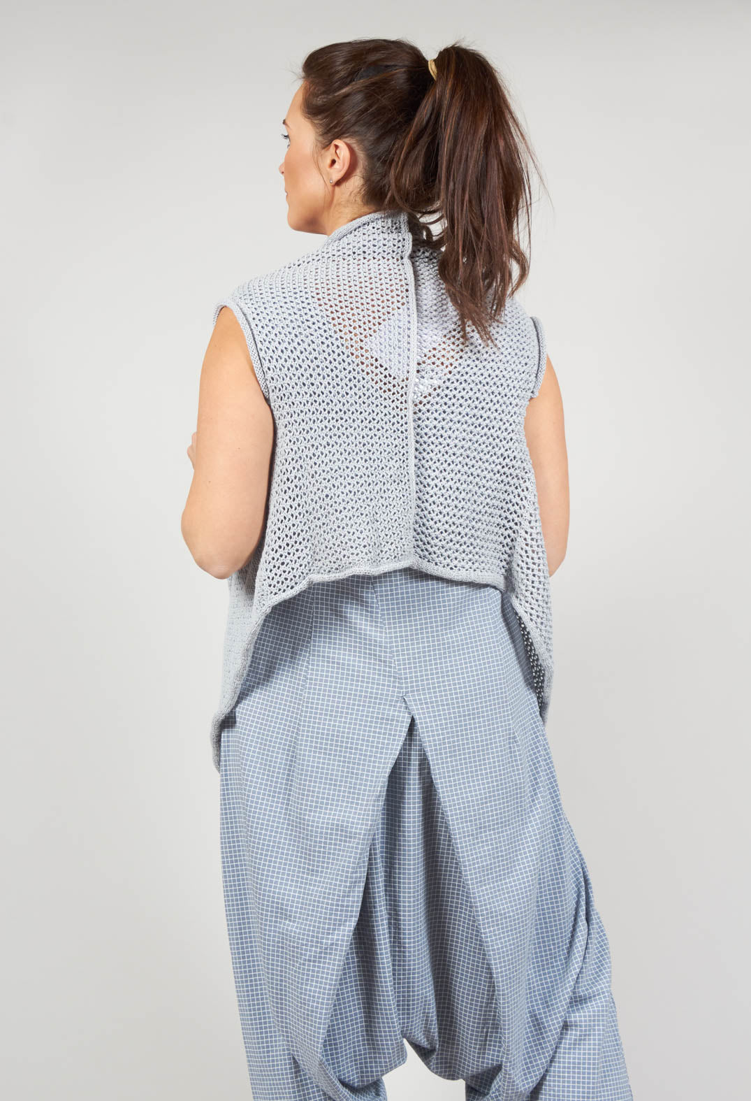 Cropped Sleeveless Jumper in Ice