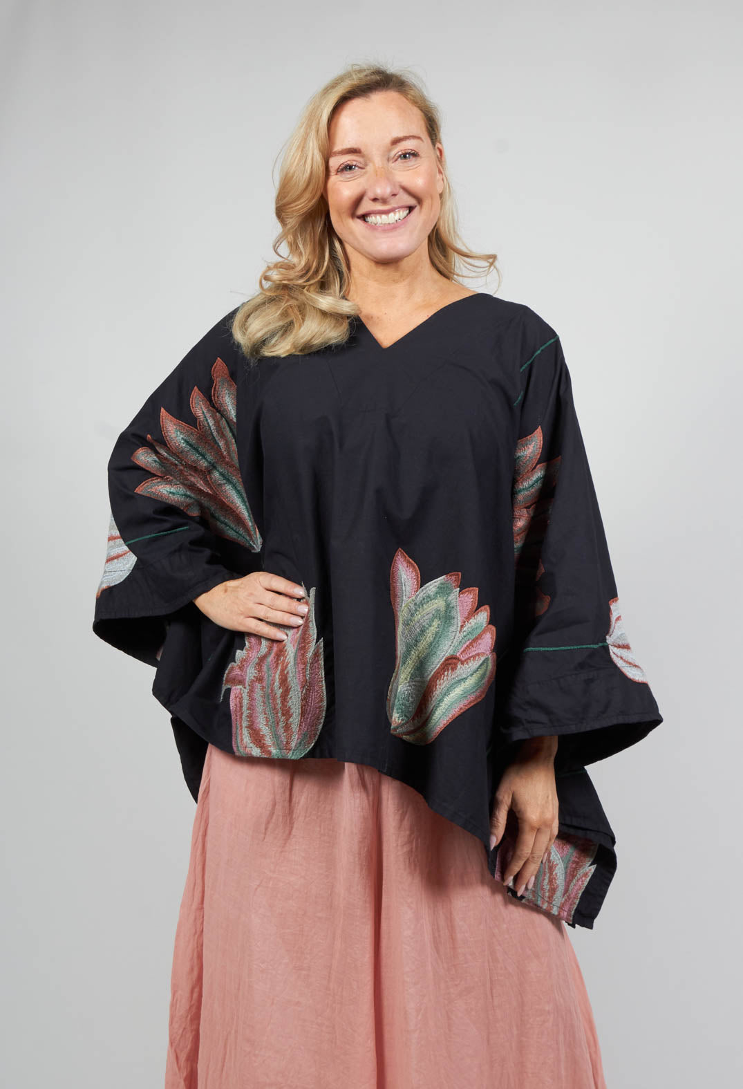 Daisiste Tunic in Kaviar Black