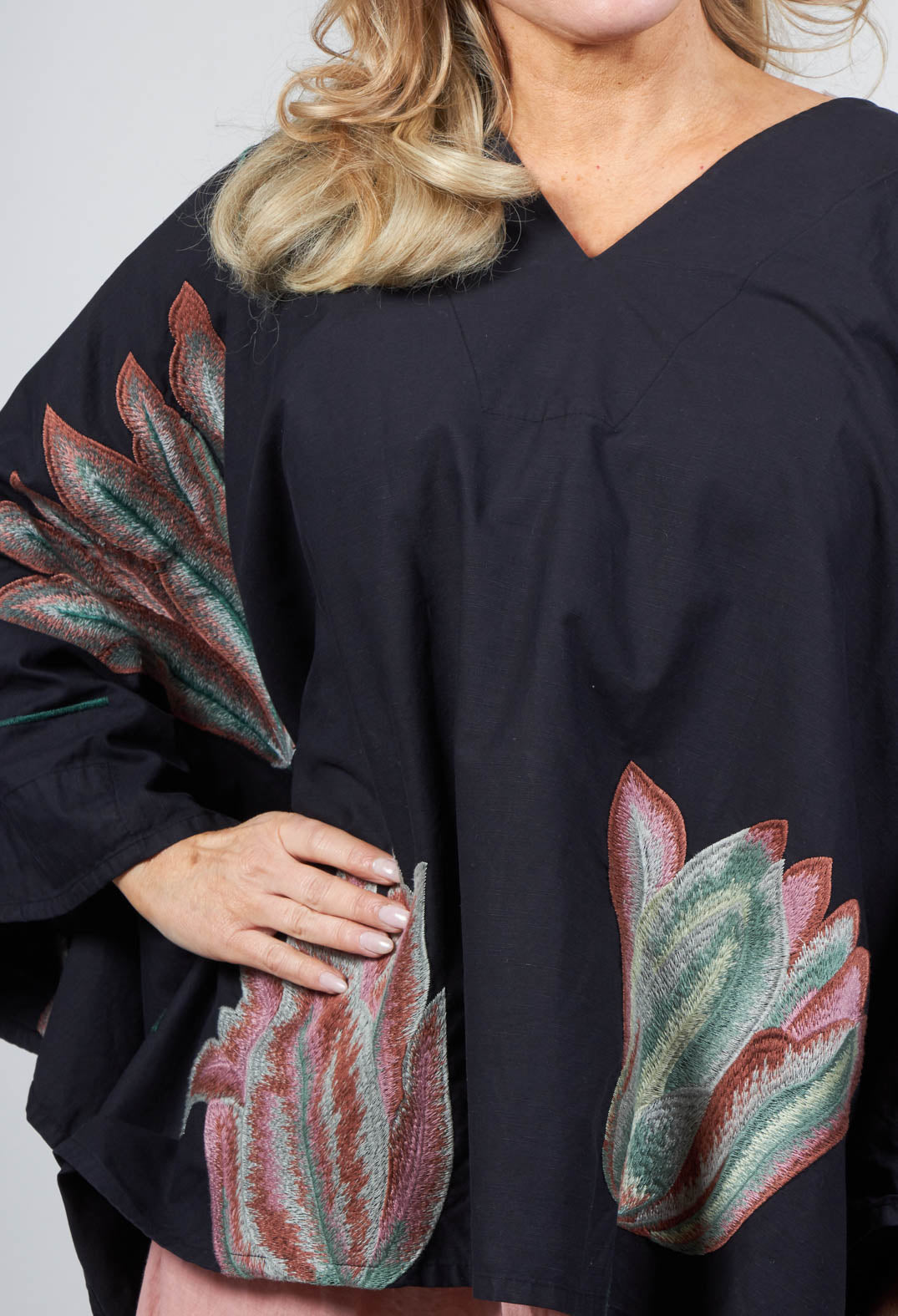 Daisiste Tunic in Kaviar Black