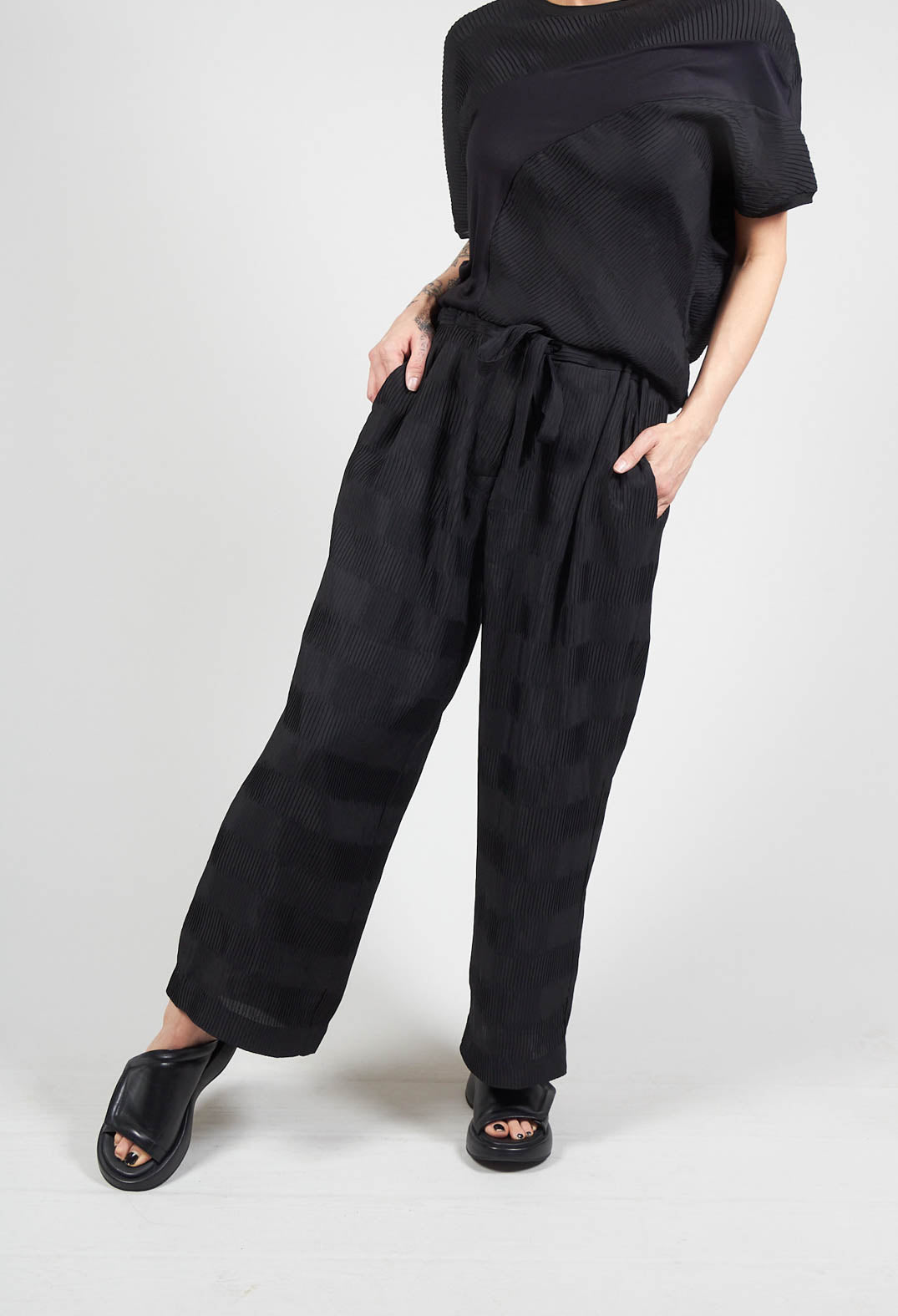 Pleated Stripe Pattern Trousers in Nero