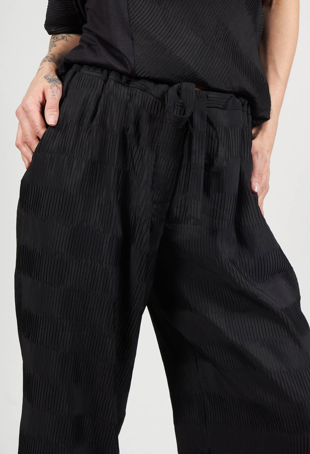 Pleated Stripe Pattern Trousers in Nero