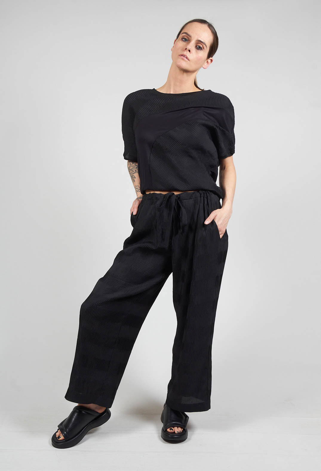 Pleated Stripe Pattern Trousers in Nero